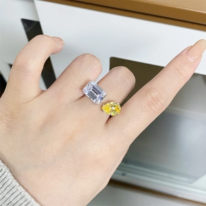 Gros plan d'une bague ajustable en argent S925 avec cristaux poire et émeraude au doigt