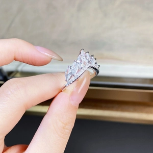 Silver 925 wheat ring featuring marquise cut stones and crown shaped V design