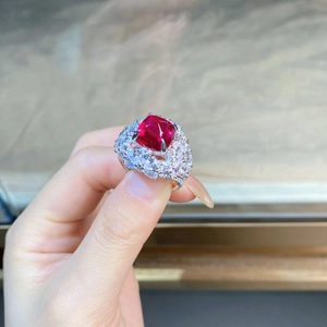 Cocktailring aus 925er Silber mit quadratischem Rubin und brillanten Pavé-Diamanten
