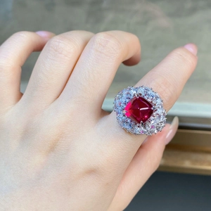 Detailansicht eines quadratischen Rubinrings mit doppelter Diamantumrandung