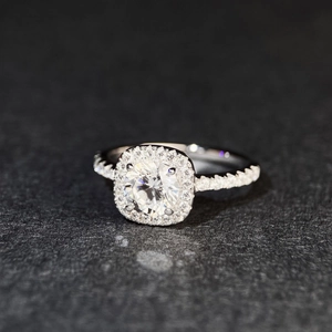 Klassischer 1 Karat Prinzess-Quadrat-Halo-Moissanit-Ring aus S925 Sterling Silber