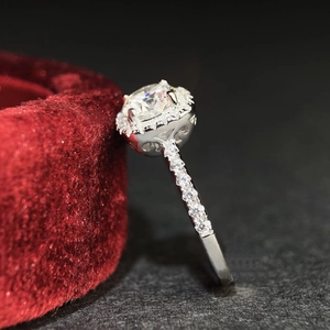 S925 Silberring mit 1 Karat Moissanit im Halo-Design auf rotem Samt präsentiert