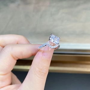 Sparkling S925 sterling silver ring with 2-carat cushion cut ice flower high carbon diamond
