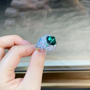 Bague en argent sterling S925 avec pierre émeraude et sertissage halo de diamants