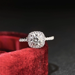 Klassischer S925 Sterlingsilber Ring mit Moissanit im Halo-Schliff in roter Geschenkbox