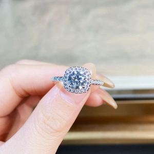 Makroaufnahme eines S925 Sterling Silber Halo-Rings mit brillantem Rund-Moissanit-Stein