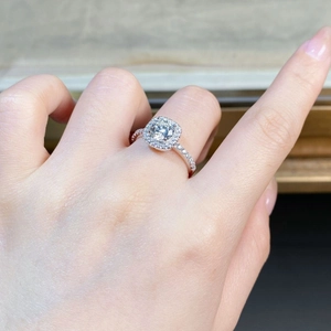 Nahaufnahme des S925 Sterlingsilber-Rings mit Prinzess-Schliff Moissanit und Halo-Fassung