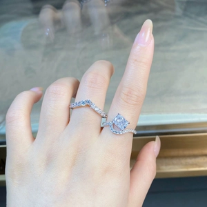 Close-up of S925 silver rings set with a square-cut diamond on a woman's hand