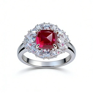 Ring aus 925er Sterlingsilber mit kissengeschliffenem rotem Rubin und mehrlagigen Diamanten