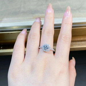 Detail eines S925 Sterlingsilber Halo-Rings mit rundem Moissanit an der Hand