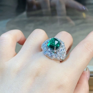 Bague en argent S925 ornée d'une grande émeraude pain de sucre et de cristaux brillants