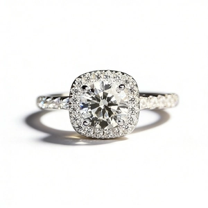 Eleganter S925 Silberring mit 1 Karat runder Moissanit in einer Halo-Fassung
