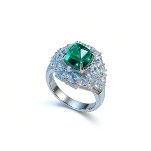 Bague en argent S925 avec pierre émeraude centrale et diamants marquise étincelants
