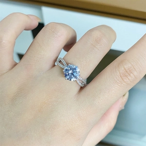 Elegant 5 carat moissanite ring in 925 silver with a twisted band and six-prong setting