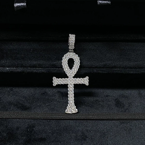 Pendentif croix Ankh en argent 925 avec pierres moissanite D VVS1 sur velours noir