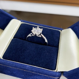 Bague classique en argent S925 avec moissanite 2 carats dans un écrin en velours bleu