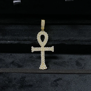 Pendentif croix Ankh dorée sertie de moissanite D VVS1 sur fond de velours noir