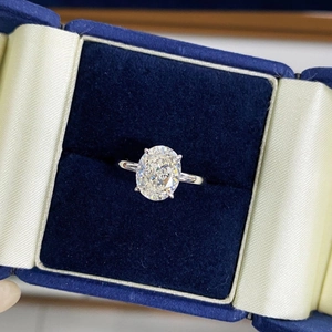 Bague en argent S925 avec pierre solitaire ovale dans un écrin en velours bleu
