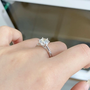 Bague élégante en argent S925 avec moissanite 2ct et serti classique à six griffes