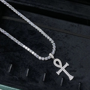 Vue macro du pendentif croix Ankh en argent 925 avec Moissanite couleur D sur chaîne