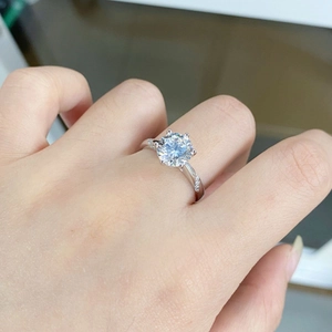 Bague moissanite 2ct classique à six griffes en argent S925 avec accents sur le doigt