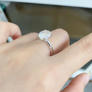 Bague classique en argent avec diamant ovale solitaire et serti à quatre griffes
