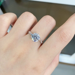 Vue sur main d'une bague en argent S925 avec moissanite 2ct et serti à six griffes