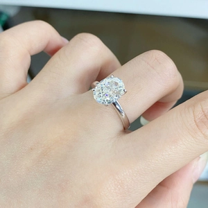 Gros plan d'une bague en argent S925 avec diamant taille ovale et serti à quatre griffes