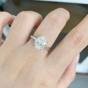 Vue macro d'une grande pierre ovale étincelante sur une bague classique en argent S925