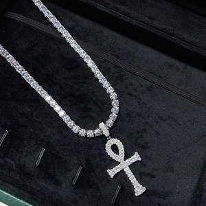 Détail macro du pendentif croix Ankh et chaîne tennis avec des pierres de moissanite