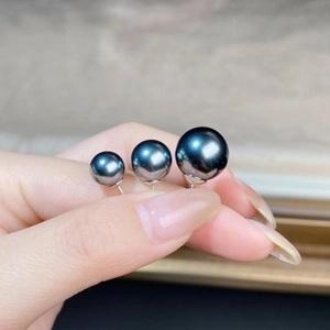 Detailed comparison of three sizes of Tahitian style peacock green pearl stud earrings