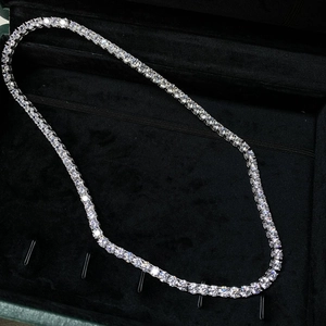 Vue détaillée du collier tennis en argent avec des pierres moissanite à coupe ronde