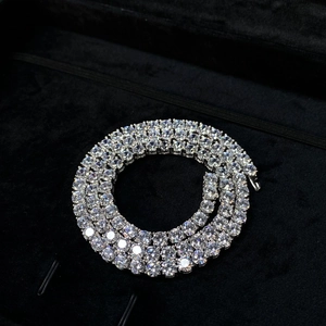 Gros plan du collier tennis en argent 925 serti de pierres moissanite D VVS1 éclatantes