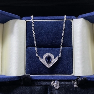 Collier en argent S925 avec pendentif saphir poire et halo de diamants étincelants en V