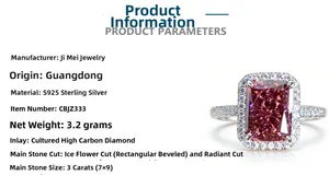 Détail d'un diamant rose de 3ct à coupe radiant sur une bague en argent S925