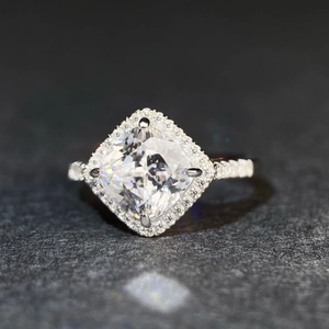 Bague de fiançailles luxueuse en argent S925 avec diamant taille coussin et halo