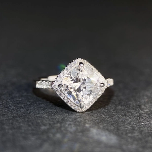 Macro d'une bague de fiançailles en argent 925 avec diamant taille coussin et halo