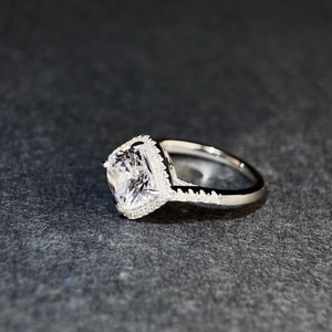 Bague de luxe en argent S925 avec taille coussin et halo de diamants sur velours gris