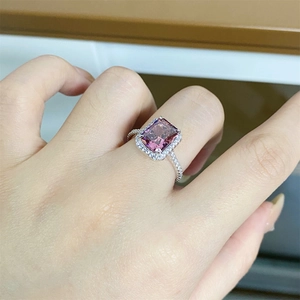 Détail de la bague en argent S925 avec une pierre rose rectangulaire de 3 carats