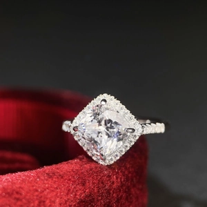 Bague de fiançailles luxe en argent S925 taille coussin sur boîte en velours