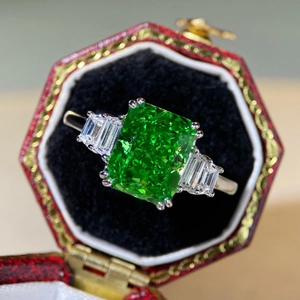 Classic S925 sterling silver ring with 4ct emerald cut green stone in a velvet box