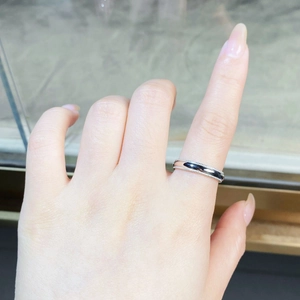 S925 sterling silver ring with polished center and vintage milgrain edges on hand