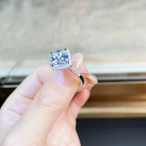 Vue macro détaillée de la bague en argent 925 avec diamant à coupe coussin et halo