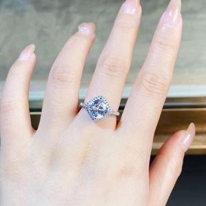 Vue macro de la bague en argent S925 avec diamant carré et pavage étincelant