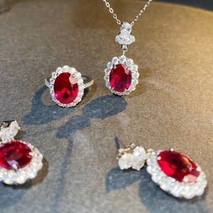 Parure de bijoux en argent S925 avec rubis ovales et accents de diamants halo en studio