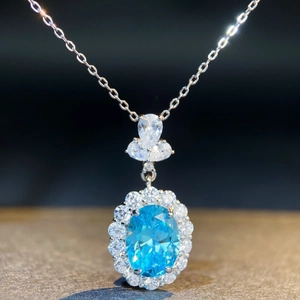 Collier en argent S925 avec pendentif ovale en aigue-marine et halo de zircons