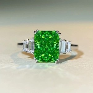 Elegant 925 sterling silver ring with emerald cut green zircon and side diamonds