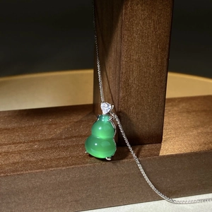 S925 sterling silver necklace with green agate gourd pendant and heart zircon accent