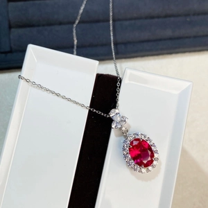 Élégant collier en argent S925 avec pendentif rubis rouge et halo de diamants brillants