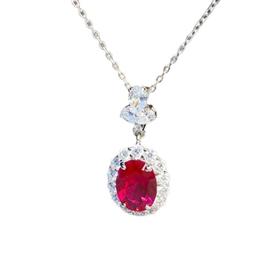 Collier en argent sterling S925 avec pendentif rubis rouge ovale et entourage de diamants